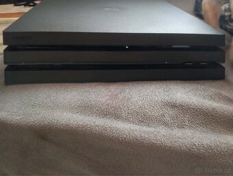 Prodám PS4 1TB plus dva ovladače jeden rozbitý - 2