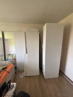 Krásná zánovní ložnicová skříň se zrcadly - 2