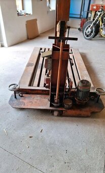 Nemecky nůžkový 2T hydraulicky zvedák DDR - 2