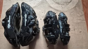 Alfa Romeo Stelvio Qv , Giulia Qv brzdiče s kotoučem. - 2