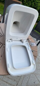Závěsné WC s prkénkem - 2