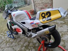 Závodní silniční motocykl Honda Vfr 400 NC30 - 2