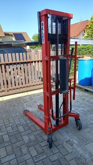 Prodám ruční vysokozdvižný paleťák 800 kg - 2