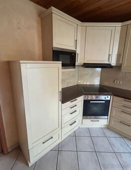 Prostorná venkovská kuchyně s vestavěnými spotřebiči,5594 - 2