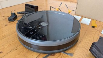 Prodám 5 let starý automatický vysavač LIECTROUX C30B - 2