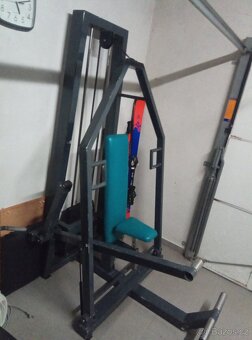 Stroj na prsa v sede - 2
