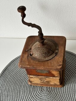 Starý mlýnek na kávu - nález půda - 2