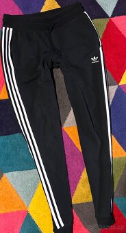 ADIDAS DÁMSKÉ STYLOVÉ BAVLNĚNÉ KRÁSNÉ TEPLÁKY 38 M(40_42)🤩 - 2