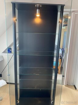 Černá vitrína - 2