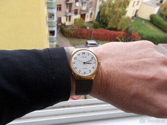 krasne funkcni zlacene funkcni hodinky prim rok 1982 top - 2