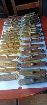 Mosazné kování , kličky,kliky. 29 ks. - 2