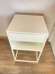 Bílý noční stolek IKEA VIKHAMMER (výborný stav) - 2