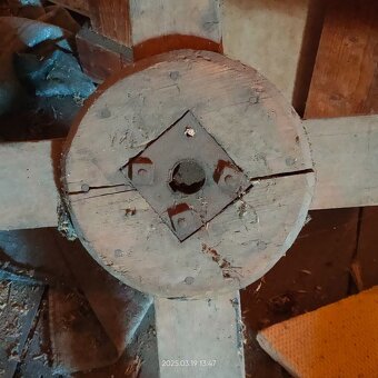 Staré dřevěné kolo o průměru 120 cm - 2