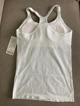 Luxusní bezešvé sportovní tílko/top americké zn. Lululemon - 2