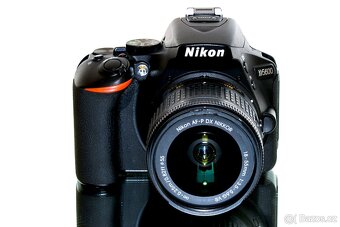 Nikon D5600 8 tis exp +18-55mm + 8GB TOP STAV - 2
