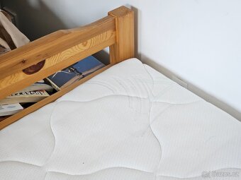 Dřevěná postel s matrací - 2