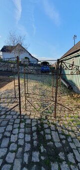 Brána dvoukřídlá s kamennými sloupky - 2