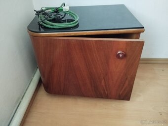 Skříně z ložnice, stolky - 2