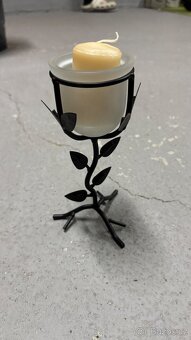 Kovový svícen s motivy listů - 2