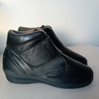 kožené důchodky č. 38,5    zn. Jade - 2