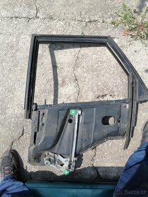 Audi 80. Prodám levé zadní dveře - 2