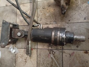 Hydraulická vrtací souprava na bagr - 2