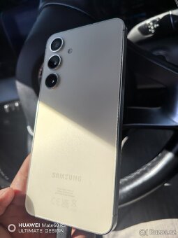Samsung Galaxy S24 Gold v perfektním stavu - 2