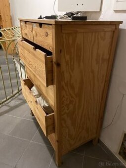 Dřevěná skříň - 2