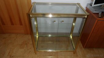 Prosklená zlatá vitrína - 2