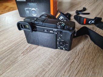 Sony A6400 + objektiv 16-50, v záruce, stav nového kusu. - 2