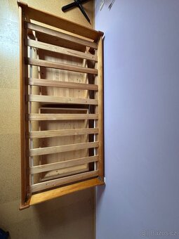 Prodám masivní smrkovou postel 90x200 + 2x pojízdné šuplíky - 2