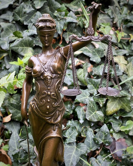 Bronzová socha soška Spravedlnost Justice Themis s mečem - 2