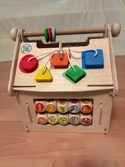 Dřevěný domeček na procvičování motoriky . - 2