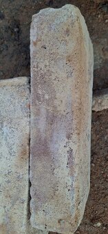 Staré ručne dělané ,značene cihly - 2