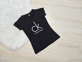 Černé dámské tričko s nápisem CK vel S - 2