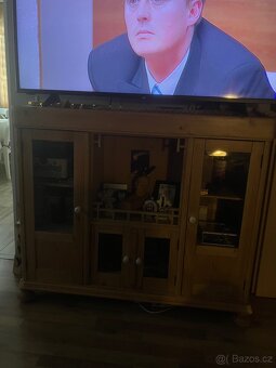 Stará dřevěná skříňka pod televizi - 2