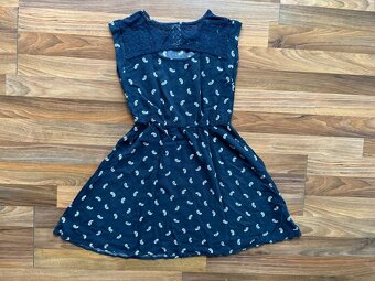 Modré šaty se vzorkem a krajkou, vel 152 nebo i XS, there he - 2
