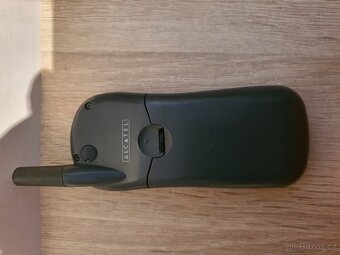 Alcatel One Touch Easy – retro telefon (s kolébkou) - 2