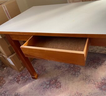 Pracovní stůl vyztužený se zásuvkou - 2