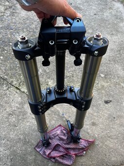 Kompletní vidlice Ducati Streetfighter 1098 + brýle - 2