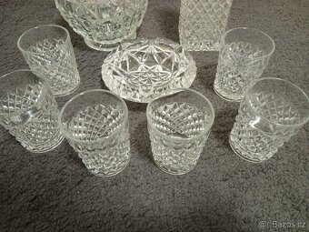 Prodám - vše je lisované sklo. Karafa a sklenky Top Stav  - 2