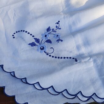 Vyšívaný ubrus - 2