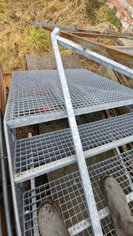 Ocelové pozinkované schodiště – 16 schodů, podesta, zábradlí - 2