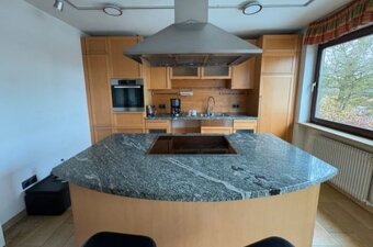 Kuchyně s ostrůvkem, kamennou deskou a spotřebiči,5708 - 2