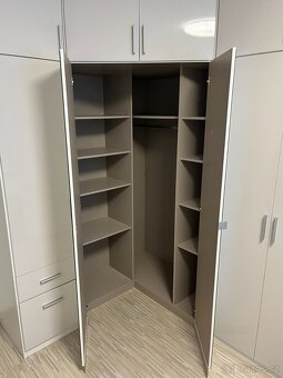 Rohová šatní skříň Rauch Mobel - 2