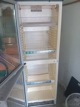Prosklená Lednice dvoudveřová. - 2