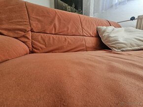 oranžový gauč - 2