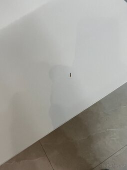 Prodám bílý psací stůl IKEA MICKE, 142x50 cm - 2