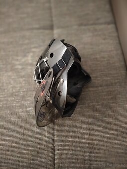 Brankářská helma - 2