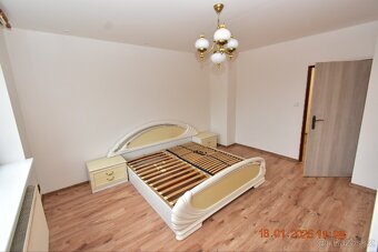 Prodám manž. postel s rošty, šatní skříň a stolky - 2
